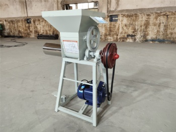 Small clutch pedal bagging machine